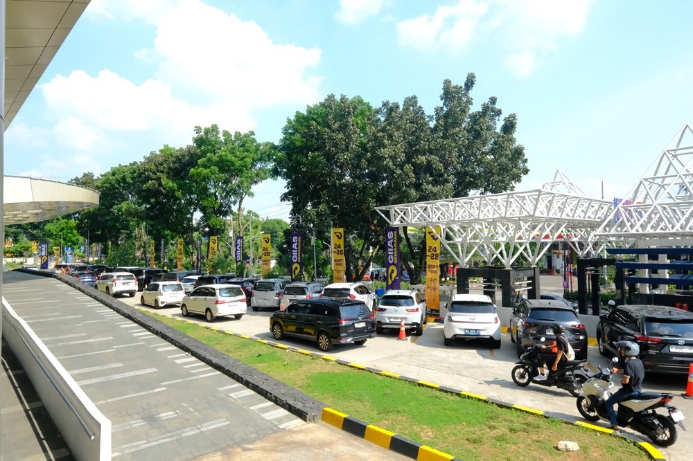 GIIAS Semarang 2026 menyiapkan tiga pilihan parkir bagi pengunjung di Gedung Muladi Dome UNDIP, area belakang SPBU UNDIP, dan sepanjang Jalan Banyu Putih Raya. Parkir utama menampung lebih dari 780 kendaraan, sementara area tambahan berkapasitas hingga 200 kendaraan. Pengunjung dari Jalan Banyu Putih Raya juga mendapat fasilitas shuttle bus gratis.