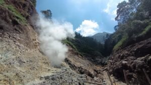 Rencana pengeboran panas bumi di kawasan Gunung Ungaran mulai membuat warga Desa Candi, Bandungan, Kabupaten Semarang, gelisah karena belum mendapat penjelasan langsung mengenai lokasi, mekanisme, dan dampaknya. Warga khawatir aktivitas tersebut memengaruhi sumber air dan pertanian, sementara pemerintah maupun pihak terkait belum melakukan sosialisasi secara menyeluruh kepada masyarakat.