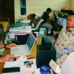 Polres Salatiga mengungkap kasus pencurian dengan pemberatan terhadap seorang mahasiswi di Jalan Kemiri, Sidorejo, Salatiga, Rabu (9/9/2026). Dua tersangka berinisial KP (21) dan BMP (26) ditangkap di Kota Semarang setelah polisi menganalisis CCTV dan alat bukti, dengan barang bukti telepon genggam serta sepeda motor.