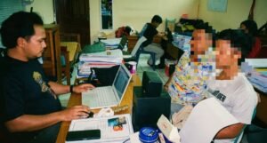 Polres Salatiga mengungkap kasus pencurian dengan pemberatan terhadap seorang mahasiswi di Jalan Kemiri, Sidorejo, Salatiga, Rabu (9/9/2026). Dua tersangka berinisial KP (21) dan BMP (26) ditangkap di Kota Semarang setelah polisi menganalisis CCTV dan alat bukti, dengan barang bukti telepon genggam serta sepeda motor.