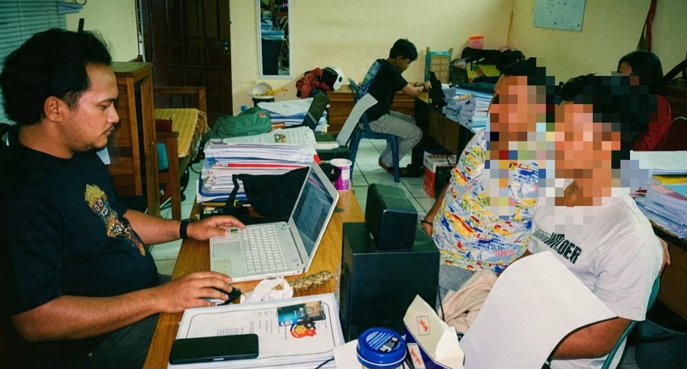 Polres Salatiga mengungkap kasus pencurian dengan pemberatan terhadap seorang mahasiswi di Jalan Kemiri, Sidorejo, Salatiga, Rabu (9/9/2026). Dua tersangka berinisial KP (21) dan BMP (26) ditangkap di Kota Semarang setelah polisi menganalisis CCTV dan alat bukti, dengan barang bukti telepon genggam serta sepeda motor.