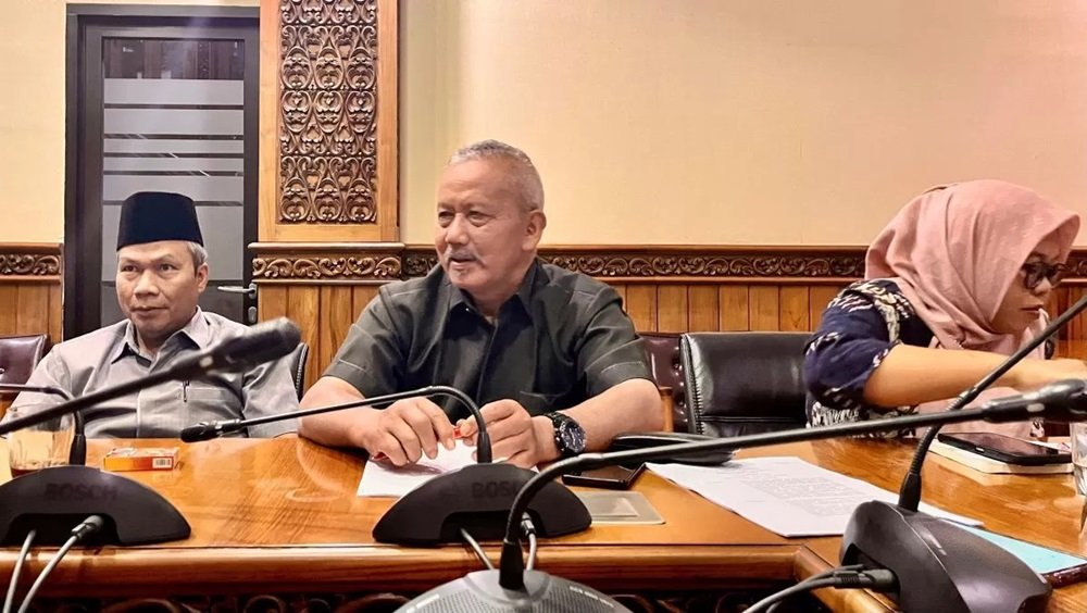 Anggota Komisi A DPRD Kota Salatiga H Basirin menyoroti kasus kekerasan terhadap perempuan dan anak di Salatiga yang dinilai masih seperti fenomena gunung es. Sepanjang 2025 tercatat 86 kasus, sedangkan hingga Agustus 2026 terdapat 56 kasus yang dilaporkan. Ia mendorong sosialisasi UPTD PPA diperluas hingga tingkat RT dan RW agar korban mendapat perlindungan dan pendampingan.