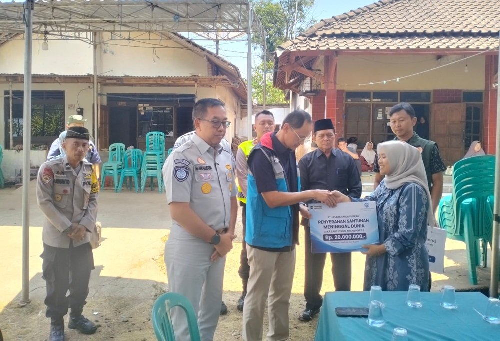 Keluarga almarhum Deny Dwi Saputra, korban tenggelamnya KM Virgo Transport 8 dalam perjalanan Surabaya–Kalimantan, menerima santunan total Rp70 juta di Desa Candi, Ampel, Boyolali, Sabtu (26/9/2026). PT Jasa Raharja menyerahkan Rp50 juta dan Jasa Raharja Putera Rp20 juta sebagai bentuk perlindungan dan bantuan untuk meringankan beban keluarga korban.
