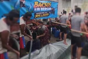 Komunitas Jeep Joyo 4X4 bersama JELATA menyalurkan bantuan air bersih kepada warga terdampak kekeringan di Kecamatan Suruh dan Wonosamodro, Kabupaten Semarang, Senin (21/9/2026). Bantuan diberikan secara bertahap karena warga kesulitan memenuhi kebutuhan sehari-hari, sementara sebagian harus membeli air untuk minum dan memasak serta mengambil air dari sungai.