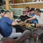 Warung Murah Berkah di Jalan Nakula Sadewa, Salatiga, menyajikan mangut kepala manyung dan sekitar 20 menu masakan Jawa setiap hari. Warung milik Hariyani ini buka pukul 06.30–14.00 WIB dengan harga terjangkau, mulai Rp5.000, termasuk kepala manyung Rp25.000–Rp40.000, serta ramesan sekitar Rp10.000.