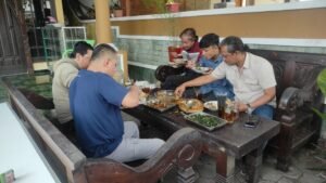 Warung Murah Berkah di Jalan Nakula Sadewa, Salatiga, menyajikan mangut kepala manyung dan sekitar 20 menu masakan Jawa setiap hari. Warung milik Hariyani ini buka pukul 06.30–14.00 WIB dengan harga terjangkau, mulai Rp5.000, termasuk kepala manyung Rp25.000–Rp40.000, serta ramesan sekitar Rp10.000.