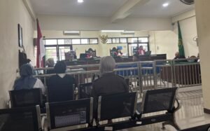 Jaksa Penuntut Umum menuntut empat terdakwa perkara dugaan korupsi pemberian fasilitas kredit dan Agunan yang Diambil Alih (AYDA) pada Perumda BPR Bank Salatiga dengan pidana penjara berbeda. Darto Supriyadi dituntut 4 tahun, Wahyu Hendra Widyantara dan Septian Cahyo Susilo masing-masing 2 tahun 6 bulan, sedangkan Ravly Adhitya Permata dituntut 5 tahun penjara. Perkara tersebut disebut menimbulkan kerugian keuangan negara/daerah Rp3,036 miliar. Tuntutan dibacakan dalam persidangan di Pengadilan Negeri Semarang, Senin (28/9/2026).