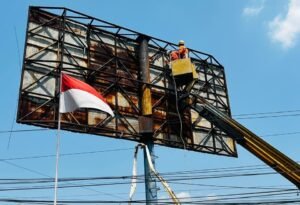 Tim gabungan Satpol PP dan Damkar, Dishub, serta DPMPTSP Kabupaten Semarang membongkar baliho setinggi sekitar tujuh meter di simpang tiga Bawen, Selasa (22/9/2026). Baliho milik CV Bunga Merah Semarang tersebut dibongkar karena sudah tidak aktif sejak 2019 dan ditengarai melanggar ketentuan jarak serta menjorok ke badan jalan.