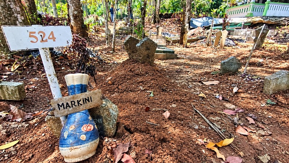 Relokasi Makam Wonokendeng di Lingkungan Lonjong, Ngampin, Ambarawa, Kabupaten Semarang, yang terdampak pembangunan Tol Jogja-Bawen masih menunggu tindak lanjut Pemkab Semarang. Warga telah memilih lahan pengganti sekitar 5.000 meter persegi, tetapi proses pembelian belum berjalan. Kepastian dibutuhkan karena makam lama masih digunakan dan menampung sekitar 550 makam.