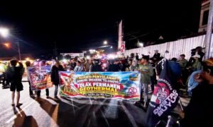 Jateng Guyub menggelar aksi penolakan rencana pembangunan geothermal di kawasan Gunung Ungaran dan Gunung Lawu sejak Selasa (22/9/2026). Gerakan yang disebut menghimpun elemen masyarakat dari 28 kabupaten/kota di Jawa Tengah itu dilakukan dengan berjalan kaki menuju Kantor Gubernur Jawa Tengah karena kekhawatiran terhadap dampak lingkungan dan kehidupan generasi mendatang.