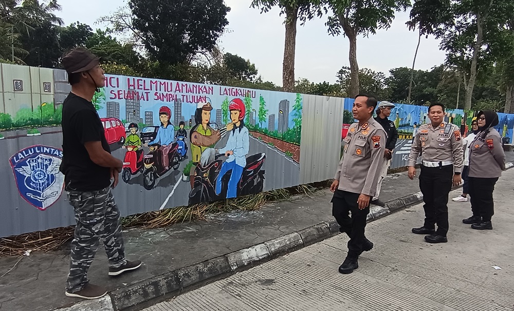 Puluhan mural bertema lalu lintas karya seniman Hanoman Art Kabupaten Semarang menghiasi Fort Willem I Ambarawa, Rabu (16/9/2026), dalam rangka HUT Lalu Lintas Bhayangkara ke-71. Kapolres Semarang AKBP Heru Dwi Purnomo menyebut kegiatan tersebut menjadi ruang kreativitas sekaligus media edukasi masyarakat untuk meningkatkan kesadaran tertib berlalu lintas.