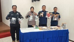 Satresnarkoba Polres Semarang mengungkap kasus peredaran sabu yang melibatkan pasangan suami istri di Kelurahan Genuk, Ungaran Barat, Senin (7/9/2026). Polisi mengamankan BGS dan MRR saat hendak bertransaksi dengan barang bukti 1,72 gram sabu. Pengungkapan bermula dari informasi masyarakat dan hasil penyelidikan kepolisian.
