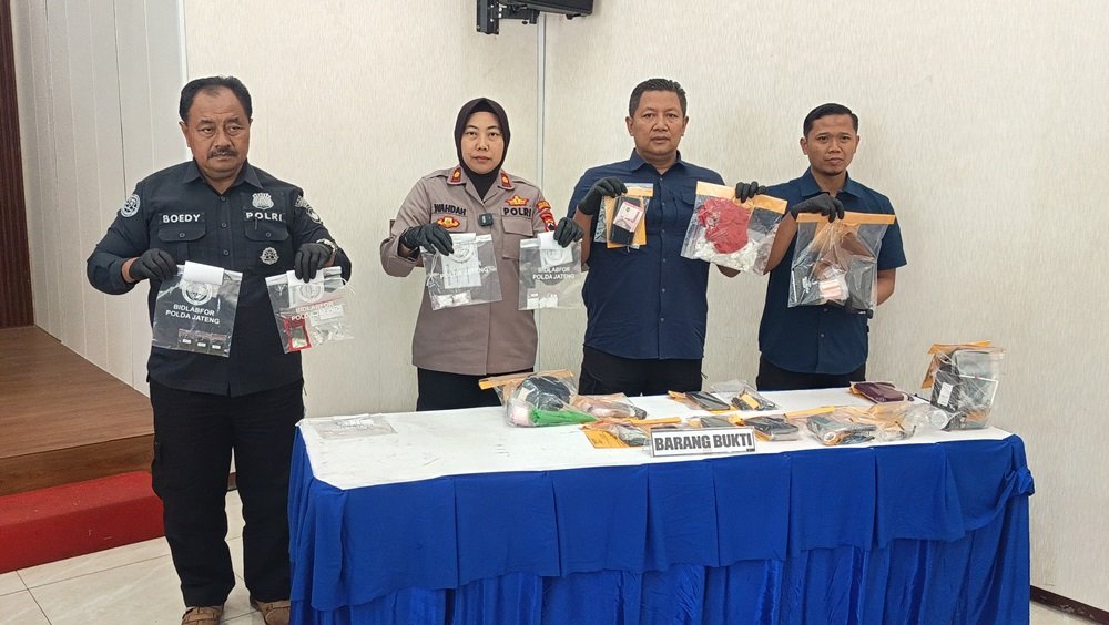 Satresnarkoba Polres Semarang mengungkap kasus peredaran sabu yang melibatkan pasangan suami istri di Kelurahan Genuk, Ungaran Barat, Senin (7/9/2026). Polisi mengamankan BGS dan MRR saat hendak bertransaksi dengan barang bukti 1,72 gram sabu. Pengungkapan bermula dari informasi masyarakat dan hasil penyelidikan kepolisian.