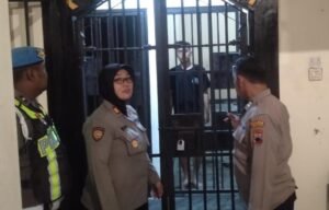 Polsek Ambarawa bersama Satreskrim Polres Semarang mengamankan RYP (24) yang diduga mengaku sebagai anggota Polri aktif untuk meminjam Honda PCX milik warga Ambarawa. Polisi menyebut RYP telah diberhentikan tidak dengan hormat dari Polda Kalimantan Tengah pada 30 Juni 2026 dan diduga menggadaikan motor tersebut di wilayah Kota Semarang.