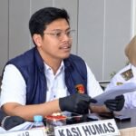 Polres Semarang mengungkap penyebab kematian bayi perempuan yang ditemukan terkubur di kebun kosong Dusun Kropoh, Bandungan, Kabupaten Semarang. Bayi dilahirkan VA (17) tanpa bantuan medis pada Kamis (3/9/2026). Polisi menyebut hasil pemeriksaan menunjukkan bayi masih dapat hidup di luar kandungan, namun meninggal akibat kekurangan napas dalam proses persalinan yang dilakukan secara paksa.