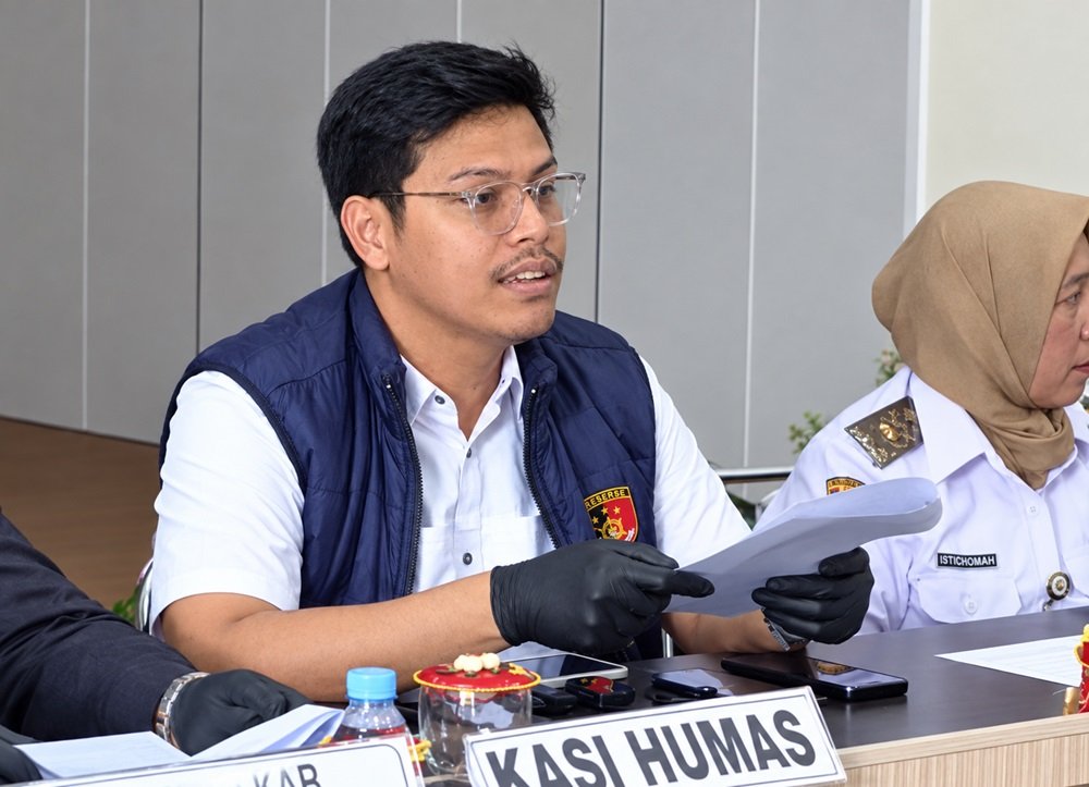 Polres Semarang mengungkap penyebab kematian bayi perempuan yang ditemukan terkubur di kebun kosong Dusun Kropoh, Bandungan, Kabupaten Semarang. Bayi dilahirkan VA (17) tanpa bantuan medis pada Kamis (3/9/2026). Polisi menyebut hasil pemeriksaan menunjukkan bayi masih dapat hidup di luar kandungan, namun meninggal akibat kekurangan napas dalam proses persalinan yang dilakukan secara paksa.