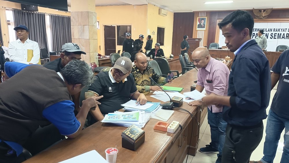 Pengembang Perumahan Bandarjo Village Permai, Ungaran Barat, Kabupaten Semarang, belum merealisasikan pengembalian dana konsumen hingga pertengahan September 2026. Koordinator korban Matheus Dwi Rubiyanto mengatakan pengembang sebelumnya berkomitmen mengembalikan dana secara bertahap hingga akhir September, namun belum ada pembayaran yang diterima para korban.