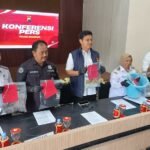 Satreskrim Polres Semarang mengungkap kasus penemuan jasad bayi perempuan di kebun kosong Dusun Kropoh, Desa Duren, Bandungan, Kamis (3/9/2026). Polisi menetapkan WAP (18) sebagai tersangka dan VA (17) sebagai pelaku anak. Bayi tersebut diduga hasil hubungan keduanya dan dikuburkan setelah lahir secara mandiri karena kehamilan disembunyikan.