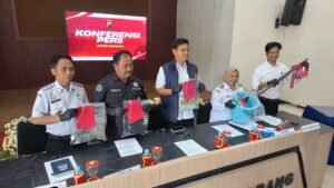 Satreskrim Polres Semarang mengungkap kasus penemuan jasad bayi perempuan di kebun kosong Dusun Kropoh, Desa Duren, Bandungan, Kamis (3/9/2026). Polisi menetapkan WAP (18) sebagai tersangka dan VA (17) sebagai pelaku anak. Bayi tersebut diduga hasil hubungan keduanya dan dikuburkan setelah lahir secara mandiri karena kehamilan disembunyikan.