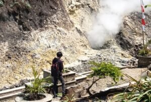 Rencana pembangunan PLTP di kawasan Gunung Ungaran berpotensi berdampak pada sekitar 540 KK di Dusun Darum, Ngipik, dan Talun, Desa Candi, Bandungan, Kabupaten Semarang. Hingga Rabu (2/9/2026), pemerintah desa mengaku belum menerima informasi resmi maupun sosialisasi terkait proyek tersebut dan meminta keterbukaan kepada masyarakat.