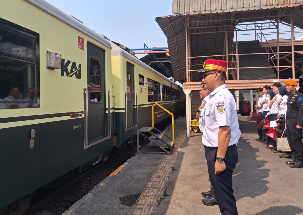 KAI Daop 4 Semarang meluncurkan livery vintage hijau-kuning pada KA Argo Merbabu di Stasiun Semarang Tawang, Senin (28/9/2026), dalam rangka HUT ke-81 KAI. Meski eksterior bernuansa klasik, fasilitas dan layanan di dalam kereta tetap menggunakan standar reguler. Kereta ini melayani rute Semarang–Jakarta dengan kapasitas sekitar 450 penumpang.