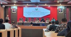 Pemkab Semarang meminta PT PLN menunda sementara seluruh kegiatan kajian dan rencana eksplorasi panas bumi di kawasan Gunung Ungaran, Jumat (4/9/2026). Bupati Semarang Ngesti Nugraha menyampaikan keputusan itu setelah rapat koordinasi bersama Forkopimda, Pemprov Jateng, akademisi, OPD, dan perwakilan masyarakat untuk menjaga kondusivitas wilayah.
