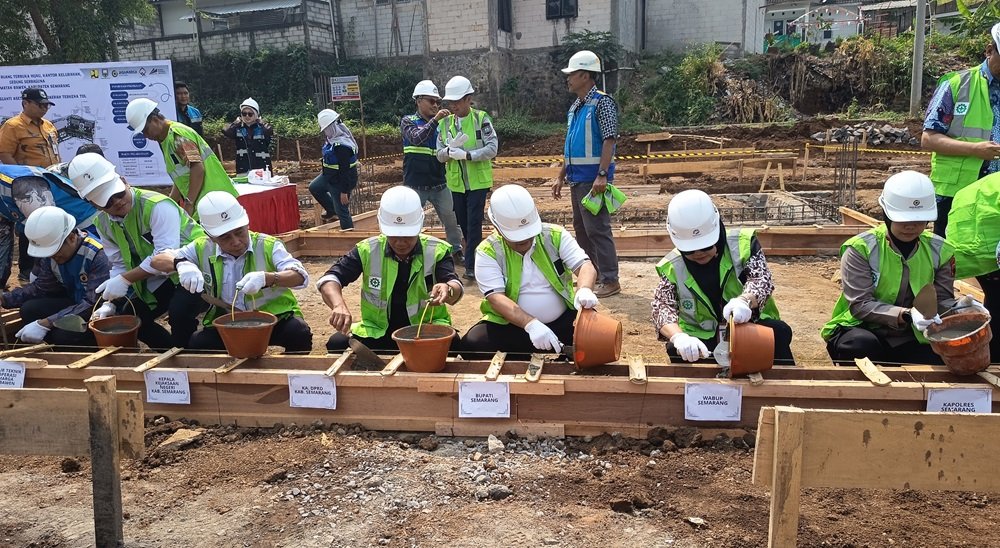 Pemkab Semarang memanfaatkan ganti kerugian aset daerah terdampak Tol Jogja-Bawen senilai sekitar Rp112 miliar untuk membangun fasilitas publik di Bawen. Bupati Semarang Ngesti Nugraha menjelaskan pembangunan dilakukan dalam bentuk tanah dan bangunan pengganti, meliputi kantor kelurahan, RTH, balai RW, serta gedung TK dan SD yang terdampak proyek tol.
