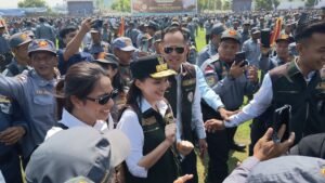 Gubernur Jawa Barat Dedi Mulyadi mendorong peningkatan kesejahteraan anggota Linmas melalui perluasan kesempatan kerja sebagai tenaga keamanan dan kebersihan. Hal itu disampaikan saat Apel Besar Aslinmas dan Abpedmas se-Jawa Tengah di Stadion Pandanaran Wujil, Kabupaten Semarang, Rabu (30/9/2026), yang diikuti lebih dari 7.000 anggota Linmas.