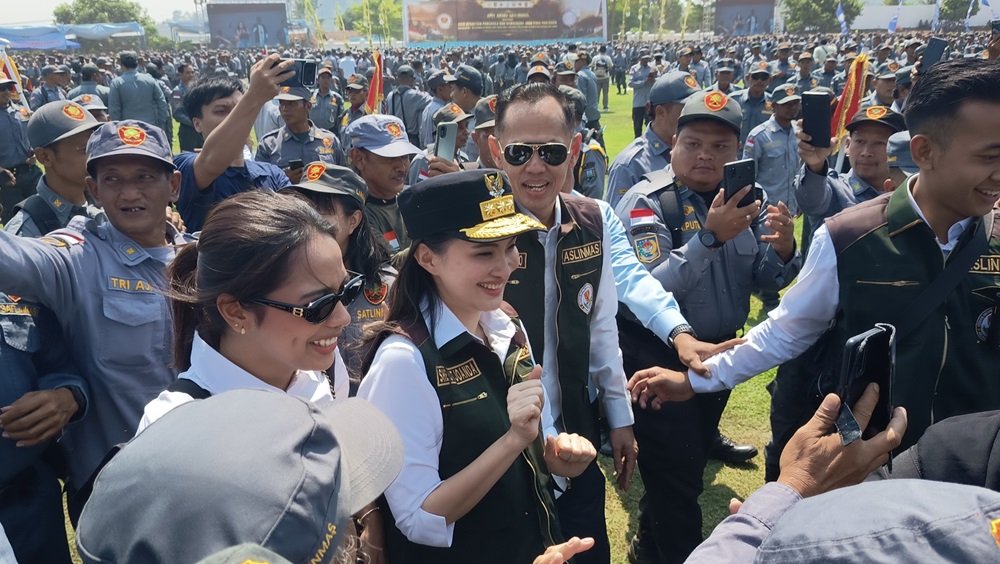 Gubernur Jawa Barat Dedi Mulyadi mendorong peningkatan kesejahteraan anggota Linmas melalui perluasan kesempatan kerja sebagai tenaga keamanan dan kebersihan. Hal itu disampaikan saat Apel Besar Aslinmas dan Abpedmas se-Jawa Tengah di Stadion Pandanaran Wujil, Kabupaten Semarang, Rabu (30/9/2026), yang diikuti lebih dari 7.000 anggota Linmas.
