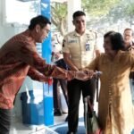 BRI Cabang Salatiga memberikan apresiasi kepada nasabah yang bertransaksi dalam rangka Hari Pelanggan Nasional 2026, Jumat (4/9/2026). Petugas membagikan bunga mawar, jajanan, dan cokelat sebagai bentuk terima kasih atas kepercayaan nasabah. Kegiatan tersebut sekaligus menjadi momentum BRI mempererat hubungan dan meningkatkan pengalaman pelayanan kepada nasabah.