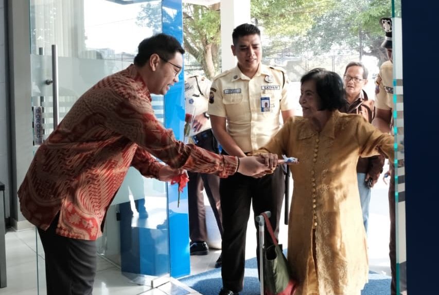 Memperingati Hari Pelanggan Nasional 2026, BRI Cabang Salatiga memberikan apresiasi kepada nasabah yang bertransaksi di kantor cabang, Jumat (4/9/2026). Petugas membagikan bunga mawar, jajanan, dan cokelat sebagai bentuk terima kasih sekaligus upaya mempererat hubungan dengan nasabah.