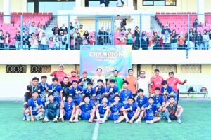 Tim sepak bola Popda Kota Salatiga berhasil menjadi juara Popda Jawa Tengah 2026 setelah mengalahkan Kabupaten Wonogiri 1-0 pada partai final. Sebelumnya, Salatiga menyingkirkan Kota Semarang melalui adu penalti 5-3 di semifinal. Gelar ini diraih berkat konsistensi, kekompakan, dan mental bertanding para pemain muda sepanjang kompetisi.