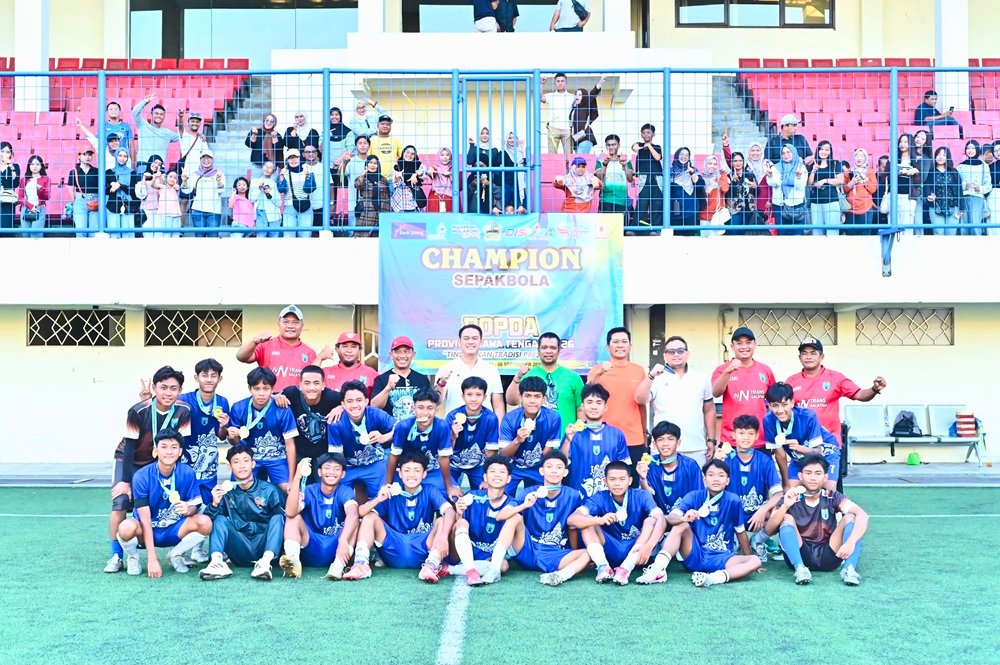 Tim sepak bola Popda Kota Salatiga berhasil menjadi juara Popda Jawa Tengah 2026 setelah mengalahkan Kabupaten Wonogiri 1-0 pada partai final. Sebelumnya, Salatiga menyingkirkan Kota Semarang melalui adu penalti 5-3 di semifinal. Gelar ini diraih berkat konsistensi, kekompakan, dan mental bertanding para pemain muda sepanjang kompetisi.