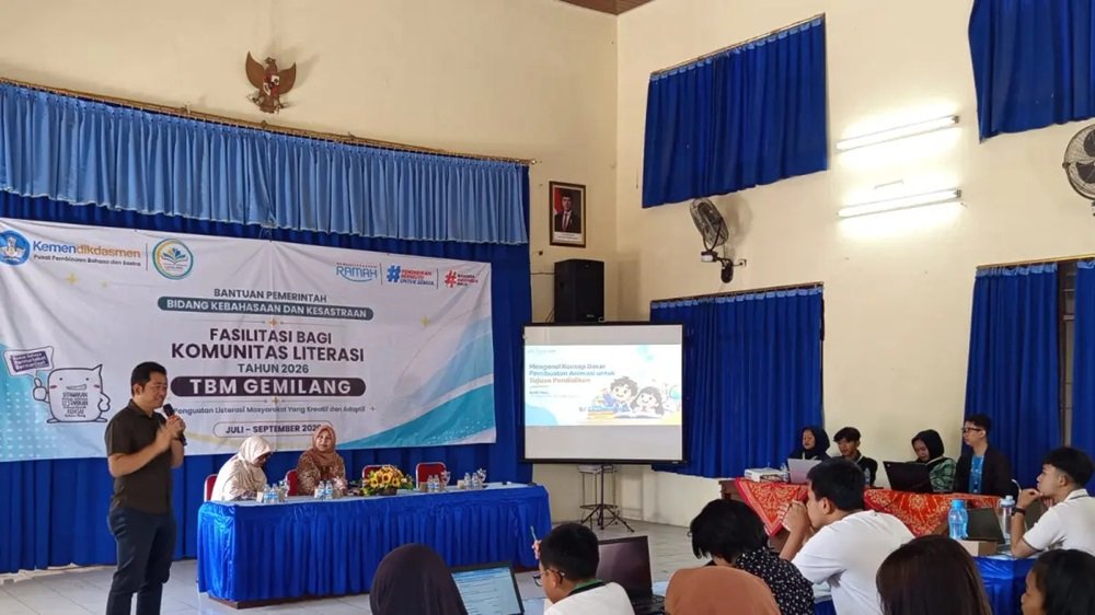 TBM Gemilang Salatiga menggelar pelatihan pembuatan animasi di Gedung Pertemuan Kantor Kecamatan Argomulyo, Minggu (13/9/2026), bagi pegiat literasi, remaja, relawan, dan masyarakat. Kegiatan ini bertujuan meningkatkan keterampilan membuat konten edukatif agar literasi berkembang mengikuti teknologi, melalui pembelajaran visual, audio, narasi, serta tahapan produksi animasi.
