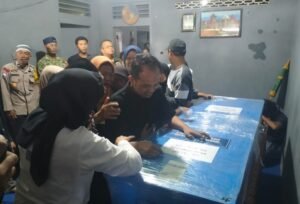 Jenazah Deni Dwi Saputra, korban tenggelamnya KM Virgo Transport 8, tiba di rumah duka di Desa Candi, Kecamatan Ampel, Boyolali, Jumat (25/9/2026). Deni ditemukan di dalam kapal pada Selasa (22/9) setelah operasi pencarian selama sembilan hari dan dimakamkan di pemakaman umum desa setempat pada Jumat siang.