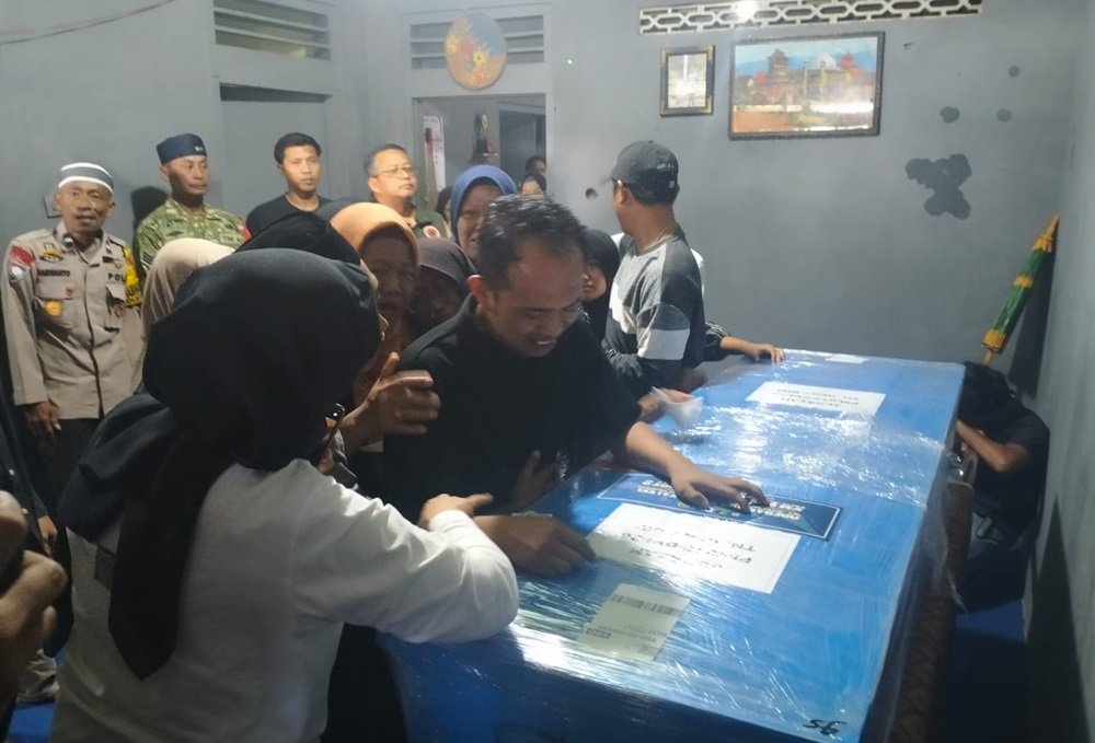 Jenazah Deni Dwi Saputra, korban tenggelamnya KM Virgo Transport 8, tiba di rumah duka di Desa Candi, Kecamatan Ampel, Boyolali, Jumat (25/9/2026). Deni ditemukan di dalam kapal pada Selasa (22/9) setelah operasi pencarian selama sembilan hari dan dimakamkan di pemakaman umum desa setempat pada Jumat siang.