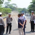 Tim Penilai Blackspot Therapy Polda Jawa Tengah melakukan survei dan penilaian Jalur Penyelamat di Jalan Lingkar Selatan (JLS) Salatiga, Selasa (1/9/2026), untuk memetakan potensi kerawanan kecelakaan. Tim memeriksa kondisi jalan, rambu, marka, fasilitas keselamatan, dan lingkungan sekitar sebagai dasar penyusunan rekomendasi penanganan.