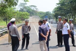 Tim Penilai Blackspot Therapy Polda Jawa Tengah melakukan survei dan penilaian Jalur Penyelamat di Jalan Lingkar Selatan (JLS) Salatiga, Selasa (1/9/2026), untuk memetakan potensi kerawanan kecelakaan. Tim memeriksa kondisi jalan, rambu, marka, fasilitas keselamatan, dan lingkungan sekitar sebagai dasar penyusunan rekomendasi penanganan.