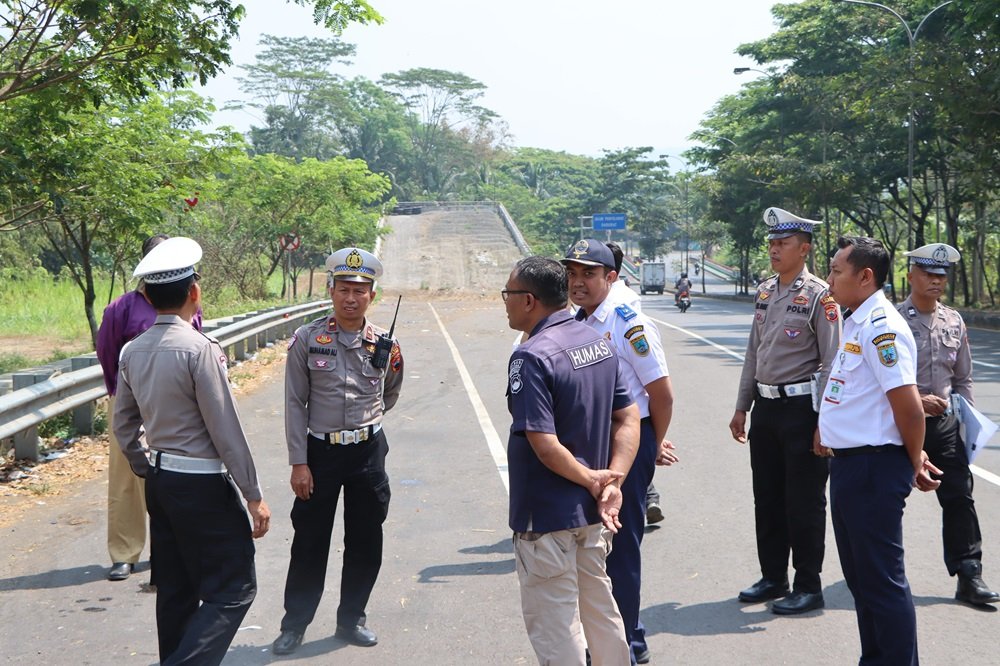 Tim Penilai Blackspot Therapy Polda Jawa Tengah melakukan survei dan penilaian Jalur Penyelamat di Jalan Lingkar Selatan (JLS) Salatiga, Selasa (1/9/2026), untuk memetakan potensi kerawanan kecelakaan. Tim memeriksa kondisi jalan, rambu, marka, fasilitas keselamatan, dan lingkungan sekitar sebagai dasar penyusunan rekomendasi penanganan.