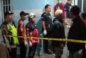 Seorang lansia berinisial MFSC (78) ditemukan meninggal di rumahnya di Perumahan Griya Dukuh Asri, Kelurahan Dukuh, Kecamatan Sidomukti, Kota Salatiga, Selasa (22/9/2026). Warga menemukan korban setelah mencium bau menyengat dari rumah dan melaporkannya kepada polisi. Pemeriksaan awal tidak menemukan indikasi tindak pidana, sementara keluarga menolak otopsi.