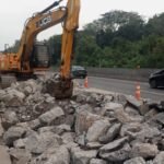 PT Jasamarga Transjawa Tol (JTT) melakukan perbaikan expansion joint dan rekonstruksi rigid pavement di sejumlah titik Tol Semarang A, B, C hingga akhir September 2026. Pekerjaan dilakukan untuk menjaga kualitas infrastruktur dan keselamatan pengguna, dengan pengaturan lalu lintas secara situasional serta dukungan rambu, petugas lapangan, dan kepolisian.