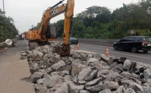 PT Jasamarga Transjawa Tol (JTT) melakukan perbaikan expansion joint dan rekonstruksi rigid pavement di sejumlah titik Tol Semarang A, B, C hingga akhir September 2026. Pekerjaan dilakukan untuk menjaga kualitas infrastruktur dan keselamatan pengguna, dengan pengaturan lalu lintas secara situasional serta dukungan rambu, petugas lapangan, dan kepolisian.
