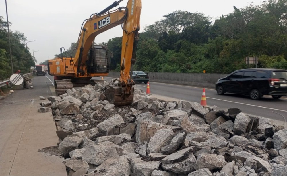 PT Jasamarga Transjawa Tol (JTT) melakukan perbaikan expansion joint dan rekonstruksi rigid pavement di sejumlah titik Tol Semarang A, B, C hingga akhir September 2026. Pekerjaan dilakukan untuk menjaga kualitas infrastruktur dan keselamatan pengguna, dengan pengaturan lalu lintas secara situasional serta dukungan rambu, petugas lapangan, dan kepolisian.