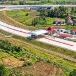 Jalan Tol Yogyakarta-Bawen Seksi 6 yang menghubungkan Bawen-Ambarawa telah mencapai 100 persen pekerjaan fisik dan rampung menjalani Uji Laik Fungsi dan Operasi. Ruas tol ini dipersiapkan untuk beroperasi pada akhir 2026 setelah rangkaian ULFO pada 28 Agustus–4 September 2026, sementara pengadaan tanah Seksi 5 Ambarawa-Temanggung masih sekitar 58 persen.
