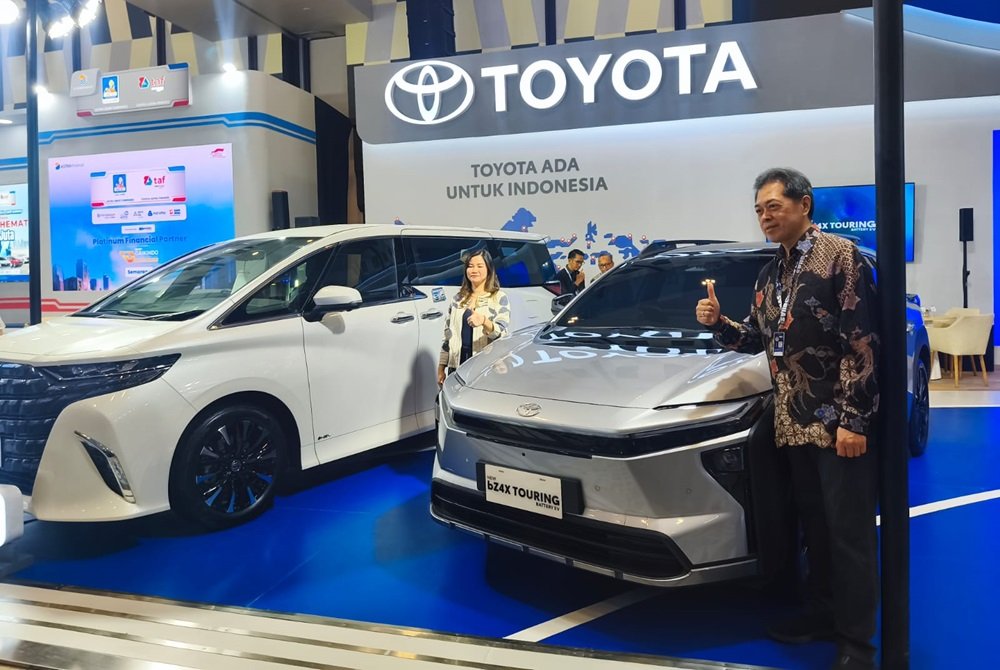 Toyota menghadirkan sejumlah kendaraan dan teknologi terbaru di GIIAS Semarang 2026 yang berlangsung 30 September–4 Oktober di Muladi Dome UNDIP. Toyota bZ4X Touring menjadi salah satu model yang menarik perhatian dengan teknologi baterai listrik dan ruang lebih luas. Booth Toyota juga menampilkan kendaraan bertema elektrifikasi, premium lifestyle, adventure, dan motorsport.