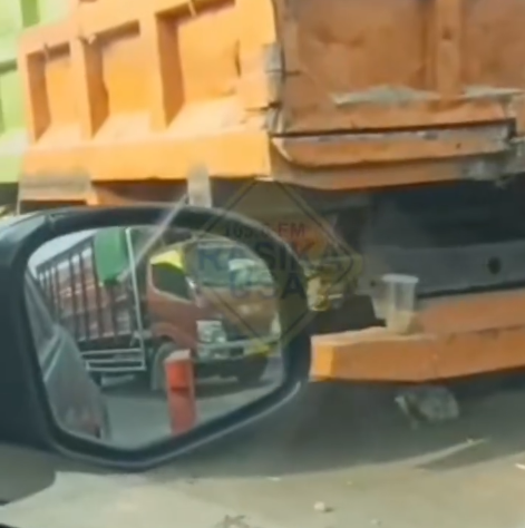 Truk yang mogok di lajur kanan Jalan Arteri Yos Sudarso, kawasan Kubro, arah Terboyo, masih berada di lokasi hingga pagi ini sambil menunggu proses evakuasi. Kondisi tersebut berdampak pada arus lalu lintas, dengan perjalanan dari Tol Semarang ABC hingga antrean putar balik Kubro membutuhkan waktu sekitar 15 menit.