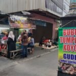 Warung Makan Podomoro milik Mbah Rukiyem di Jalan Jenderal Sudirman, Salatiga, Jawa Tengah, semakin ramai setelah dikunjungi Anang Hermansyah dan Ashanty. Konten kuliner pasangan selebritas itu membuat tumpang koyor legendaris yang dijual sejak 1969 tersebut diburu pembeli dari berbagai daerah hingga penjualan koyor meningkat dari 7 menjadi 22 kilogram per hari.