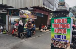 Warung Makan Podomoro milik Mbah Rukiyem di Jalan Jenderal Sudirman, Salatiga, Jawa Tengah, semakin ramai setelah dikunjungi Anang Hermansyah dan Ashanty. Konten kuliner pasangan selebritas itu membuat tumpang koyor legendaris yang dijual sejak 1969 tersebut diburu pembeli dari berbagai daerah hingga penjualan koyor meningkat dari 7 menjadi 22 kilogram per hari.