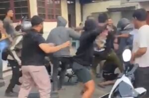 Keributan melibatkan sejumlah anak punk dan warga di depan SPBU Tengaran, Kabupaten Semarang, Selasa (15/9/2026) sore, setelah teguran penjual cilok memicu perselisihan. Polisi mengamankan 11 anak punk untuk mencegah keributan berlanjut. Lima anak punk dan penjual cilok mengalami luka serta mendapat penanganan medis, sementara situasi kemudian dinyatakan aman dan terkendali.