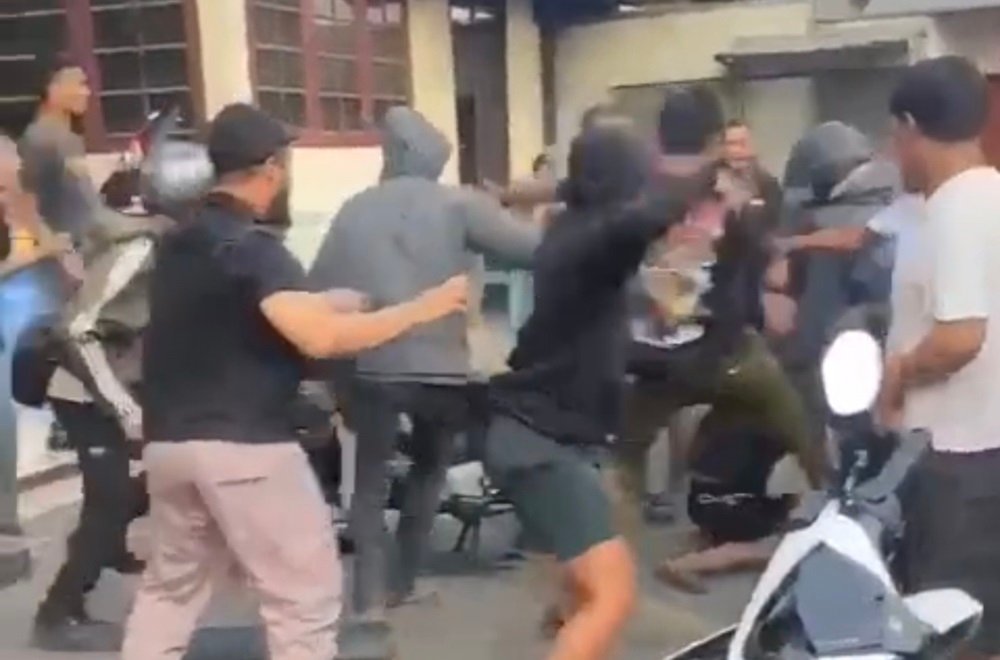 Keributan melibatkan sejumlah anak punk dan warga di depan SPBU Tengaran, Kabupaten Semarang, Selasa (15/9/2026) sore, setelah teguran penjual cilok memicu perselisihan. Polisi mengamankan 11 anak punk untuk mencegah keributan berlanjut. Lima anak punk dan penjual cilok mengalami luka serta mendapat penanganan medis, sementara situasi kemudian dinyatakan aman dan terkendali.